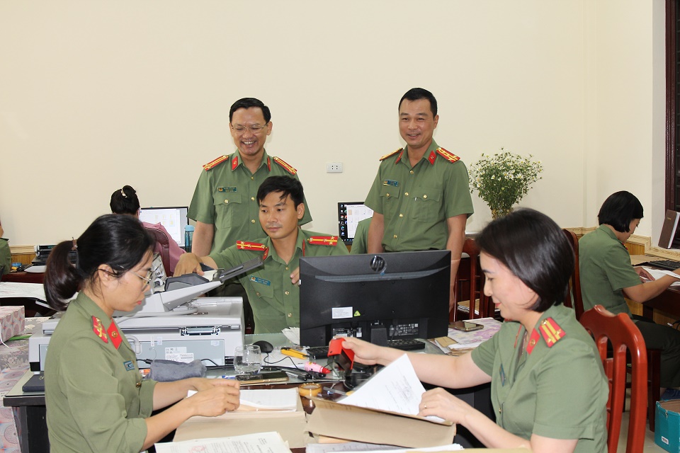 Số hóa hồ sơ nghiệp vụ ngành Công an bằng Fujitsu fi 7700